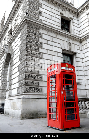 Sfondo di Londra con un telefono rosso scatola in rosso vivo su sfondo grigio Foto Stock