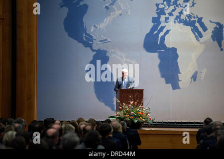 Berlino, Germania. 23 gennaio 2014. Il Ministro tedesco degli Affari Esteri, Frank-Walter Steinmeier (SPD) ha presieduto la cerimonia di consegna dei segretari in uscita di stato Emily Haber e Harald Braun ai loro rispettivi successori in ufficio, Stephan Steinlein e Markus Ederer. La cerimonia ha avuto luogo in Auswärtiges Amt. Goncalo Silva/Alamy Live News Foto Stock