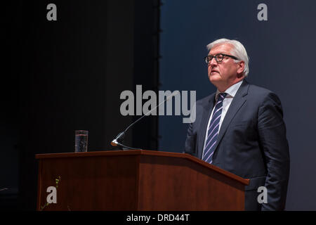 Berlino, Germania. 23 gennaio 2014. Il Ministro tedesco degli Affari Esteri, Frank-Walter Steinmeier (SPD) ha presieduto la cerimonia di consegna dei segretari in uscita di stato Emily Haber e Harald Braun ai loro rispettivi successori in ufficio, Stephan Steinlein e Markus Ederer. La cerimonia ha avuto luogo in Auswärtiges Amt. Goncalo Silva/Alamy Live News Foto Stock