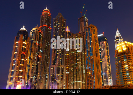 Dubai Marina di notte Foto Stock