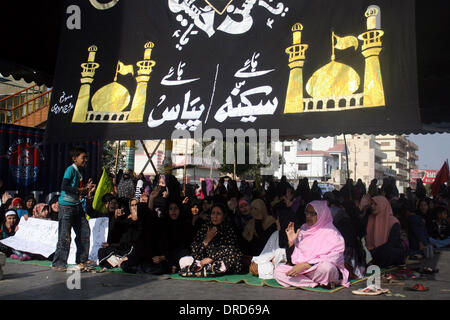 Di Karachi, Pakistan. 23 gen 2014. Musulmani sciiti partecipano a un sit in segno di protesta nel sud del Pakistan città portuale di Karachi il 23 gennaio, 2014. Le proteste contro il martedì attentato suicida che ha ucciso 28 musulmani sciiti in Pakistan sudoccidentale della provincia di Balochistan continuato per il secondo giorno consecutivo in quasi tutte le grandi città del paese il giovedì. Credito: Masroor/Xinhua/Alamy Live News Foto Stock