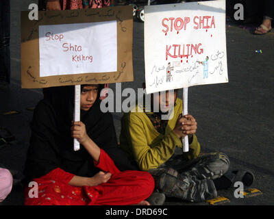 Di Karachi, Pakistan. 23 gen 2014. Musulmani sciiti partecipano a un sit in segno di protesta nel sud del Pakistan città portuale di Karachi il 23 gennaio, 2014. Le proteste contro il martedì attentato suicida che ha ucciso 28 musulmani sciiti in Pakistan sudoccidentale della provincia di Balochistan continuato per il secondo giorno consecutivo in quasi tutte le grandi città del paese il giovedì. Credito: Masroor/Xinhua/Alamy Live News Foto Stock