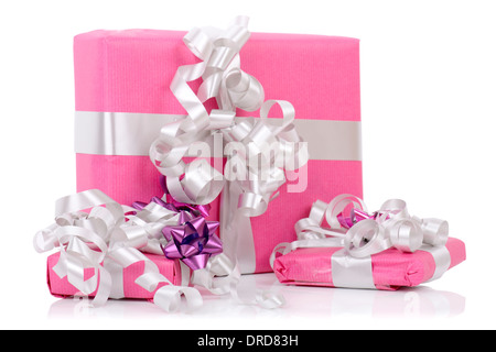 Un gruppo di rosa avvolto presenta isolato su uno sfondo bianco Foto Stock