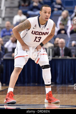 Hartford, CT, Stati Uniti d'America. Xxi gen, 2014. Martedì 21 Gennaio 2014: Connecticut Huskies guard Shabazz Napier (13) si affaccia su durante la prima metà del NCAA pallacanestro tra il Tempio vs Connecticut all XL centro di Hartford, CT. UConn è andato a sbattere Tempio 90-66. Bill Shettle / Cal Sport Media. © csm/Alamy Live News Foto Stock