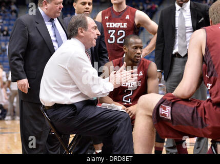 Hartford, CT, Stati Uniti d'America. Xxi gen, 2014. Martedì 21 Gennaio 2014: Temple Owls head coach Fran Dunphy colloqui per il suo team in un timeout durante la prima metà del NCAA pallacanestro tra il Tempio vs Connecticut all XL centro di Hartford, CT. UConn è andato a sbattere Tempio 90-66. Bill Shettle / Cal Sport Media. © csm/Alamy Live News Foto Stock