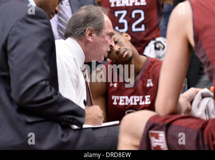 Hartford, CT, Stati Uniti d'America. Xxi gen, 2014. Martedì 21 Gennaio 2014: Temple Owls head coach Fran Dunphy colloqui per il suo team in un timeout durante la prima metà del NCAA pallacanestro tra il Tempio vs Connecticut all XL centro di Hartford, CT. UConn è andato a sbattere Tempio 90-66. Bill Shettle / Cal Sport Media. © csm/Alamy Live News Foto Stock