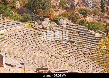 Tempio di Apollo e Teatro a Delphi oracle sito archeologico in Grecia Foto Stock