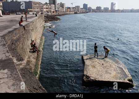 Cuba, La Habana street scene - Spiaggia a l'Avana foto: pixstory / Alamy Foto Stock
