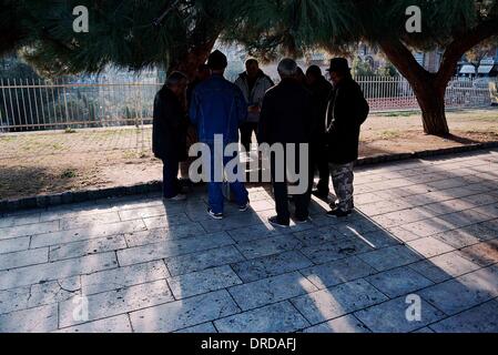 Gen. 16, 2014 - Grecia - rifugiati musulmani giocando a carte in una zona vicino alla guesthouse edificio. A causa della sua posizione geografica, la Grecia ha il ruolo di accoglienza degli immigrati provenienti da Asia al fine di continuare il loro lungo viaggio verso l'Europa. Molti di loro provengono in Grecia con una vista di trovare lavoro e di integrarsi nella società, senza essere in grado di immaginare la portata della crisi la Grecia ha dovuto far fronte negli ultimi tre anni. Il risultato di questa situazione per loro, è quello di essere intrappolato in un paese senza avere un lavoro o un posto dove vivere e senza alcun aiuto da parte dello Stato greco. Per diversi anni il Foto Stock