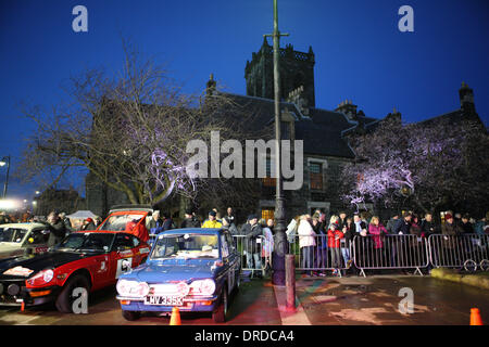 Paisley, Scozia, Regno Unito. Il 23 gennaio 2014. Ultimi preparativi delle automobili classiche prima del inizio del Regno Unito del Rallye Montecarlo Historique davanti all Abbazia di Paisley: credito © PictureScotland/Alamy Live News Foto Stock
