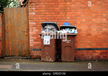 Piena scomparti wheelie ,Forest campi,Nottingham. Foto Stock