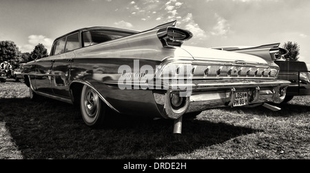 Full-size Oldsmobile automobile 98 (Ninety-Eight), vista posteriore, seppia Foto Stock