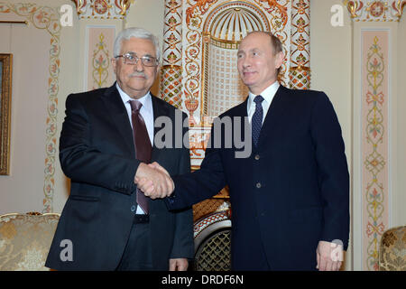 Mosca Mosca, Federazione russa. 23 gen 2014. Il presidente russo Vladimir Putin, destro e il presidente palestinese Mahmoud Abbas durante il loro incontro nella Novo-Ogaryovo residenza fuori Mosca, giovedì, 23 gennaio, 2014. Il leader palestinese Mahmoud Abbas ha detto che egli si è congratulato con il presidente russo Vladimir Putin con il successo Mosca ha fatto nell'arena internazionale e che spera che la Russia potrebbe giocare un ruolo centrale nell'insediamento in Medio Oriente Credito: Thaer Ganaim APA/images/ZUMAPRESS.com/Alamy Live News Foto Stock