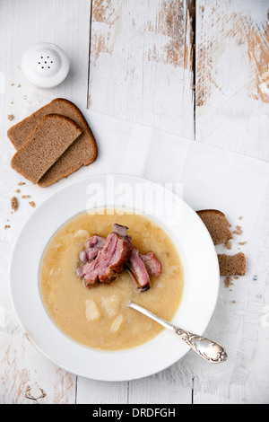 Zuppa di piselli con pane e nervature affumicato Foto Stock