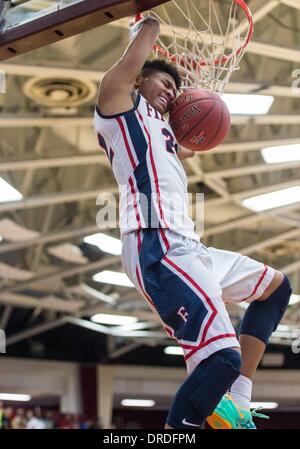 Springfield, MA, Stati Uniti d'America. Xx gen, 2014. Mercoledì 12 Settembre, 2012: Findlay College Prep Oubre Kelly (22) schiacciate la sfera durante la seconda metà della Spalding HoopHall classico gioco tra Wesleyan cristiano e Findlay Prep a Blake Arena in Springfield, MA. Bill Shettle / Cal Sport Media. © csm/Alamy Live News Foto Stock