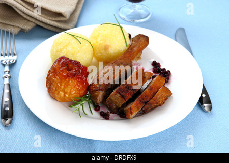 La gamba d'anatra con gnocchetti di patate, Rosso mela e mirtilli rossi, vista dall'alto Foto Stock