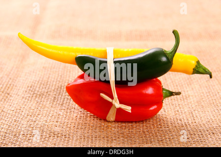 Bundle di peperoncino varietà di sfondo di iuta, close up Foto Stock