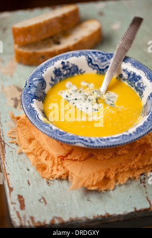 Zuppa di zucca in vaso blu Foto Stock