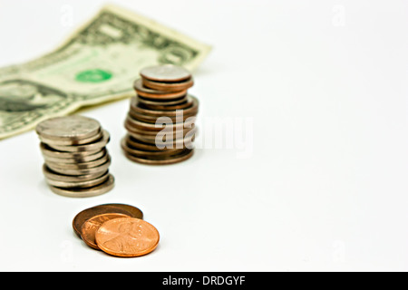 Soldi impilati sul bianco, nickels, spiccioli, quarti, spiccioli, dollaro. Valuta statunitense. Foto Stock