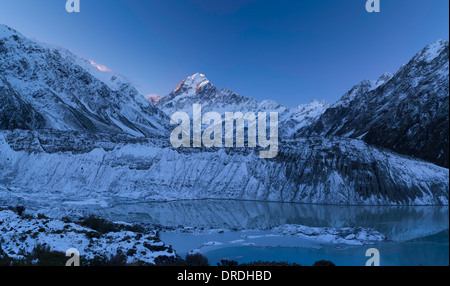 Vista panoramica del lago di Mueller con Aoraki in background dal punto di Kea; Aoraki/Mt. Cook National Park, Nuova Zelanda Foto Stock