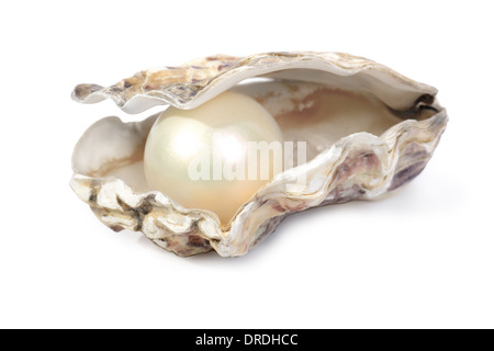 Concetto di ricchezza o vincendo con un guscio di ostrica aperta con una grande perla interno isolato su uno sfondo bianco Foto Stock