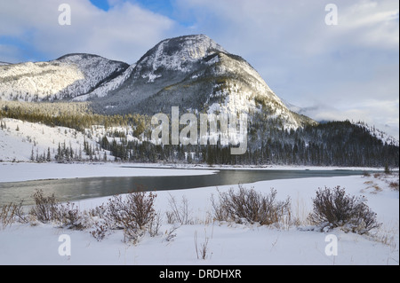 Un paesaggio invernale immagine lungo il Fiume Athabasca nel Parco Nazionale di Jasper Alberta Canada. Foto Stock