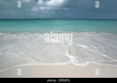 Spiaggia e cielo tempestoso, Los Roques Parco Nazionale del Venezuela, Mare dei Caraibi Foto Stock