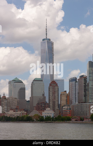 La libertà Torre (One World Trade Center) sorge oltre il Battery Park City e il fiume Hudson in New York City. Foto Stock