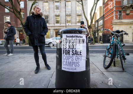 Gli attivisti di anarchici hanno aderito gli studenti che protestavano marzo a Londra per proteggere l'istruzione e sostenere i lavoratori Foto Stock