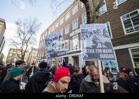 Gli attivisti di anarchici hanno aderito gli studenti che protestavano marzo a Londra per proteggere l'istruzione e sostenere i lavoratori Foto Stock