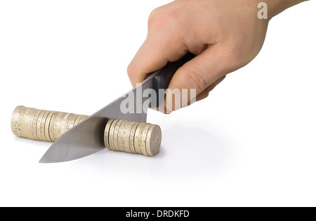 Coltello per affettare tramite monete, concetto di tagliare gli schienali o prendendo un taglio Foto Stock