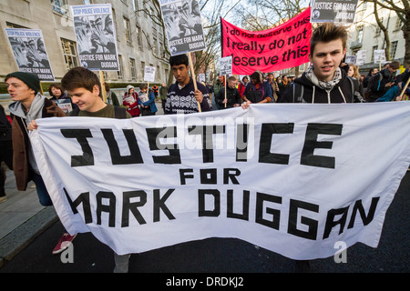 Gli attivisti di anarchici hanno aderito gli studenti che protestavano marzo a Londra per proteggere l'istruzione e sostenere i lavoratori Foto Stock
