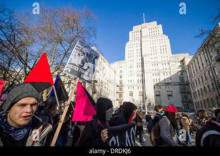 Gli attivisti di anarchici hanno aderito gli studenti che protestavano marzo a Londra per proteggere l'istruzione e sostenere i lavoratori Foto Stock