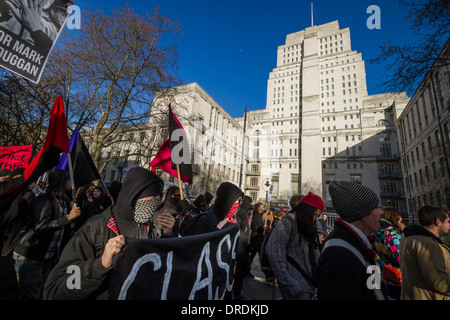 Gli attivisti di anarchici hanno aderito gli studenti che protestavano marzo a Londra per proteggere l'istruzione e sostenere i lavoratori Foto Stock
