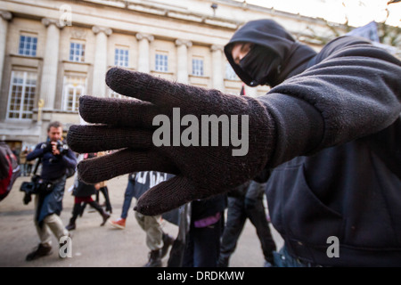 Gli attivisti di anarchici hanno aderito gli studenti che protestavano marzo a Londra per proteggere l'istruzione e sostenere i lavoratori Foto Stock