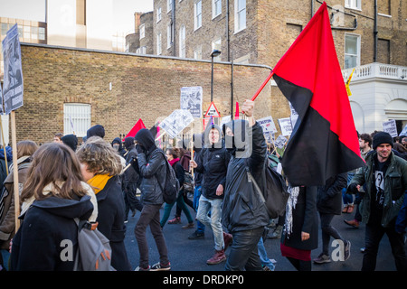 Gli attivisti di anarchici hanno aderito gli studenti che protestavano marzo a Londra per proteggere l'istruzione e sostenere i lavoratori Foto Stock