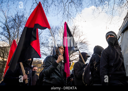 Gli attivisti di anarchici hanno aderito gli studenti che protestavano marzo a Londra per proteggere l'istruzione e sostenere i lavoratori Foto Stock