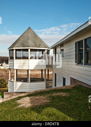 A due piani con portico di una casa residenziale Foto Stock