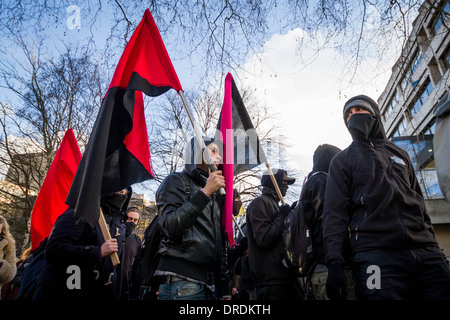 Gli attivisti di anarchici hanno aderito gli studenti che protestavano marzo a Londra per proteggere l'istruzione e sostenere i lavoratori Foto Stock