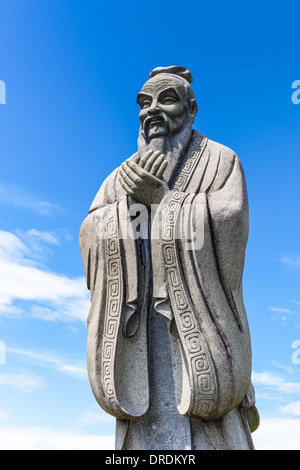 Statua di Confucio in giardini cinesi Singapore Foto Stock