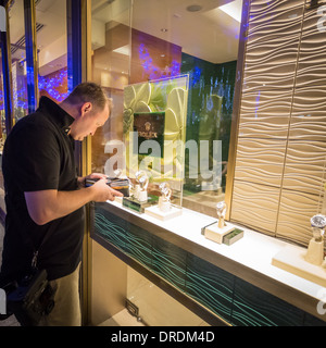 L'uomo controllo portafoglio e guardando il lusso orologi Rolex in vetrina Singapore. Foto Stock