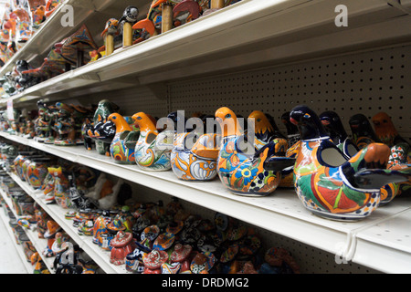 Ceramica si siede su un ripiano in un grande magazzino di Nuevo Progreso, Tamaulipas, Messico. Foto Stock