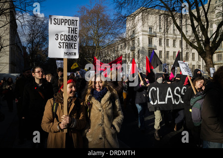 Gli attivisti di anarchici hanno aderito gli studenti che protestavano marzo a Londra per proteggere l'istruzione e sostenere i lavoratori Foto Stock