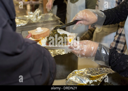 Detroit, Michigan - Volontari di servire un pasto per i senzatetto e di basso reddito individui Foto Stock