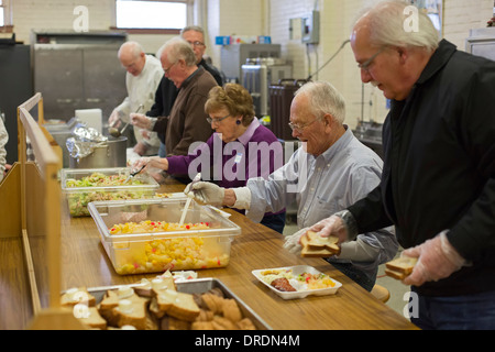 Detroit, Michigan - Volontari di servire un pasto per i senzatetto e di basso reddito individui Foto Stock
