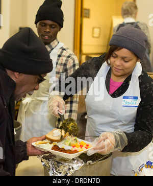 Detroit, Michigan - Volontari di servire un pasto per i senzatetto e di basso reddito individui Foto Stock