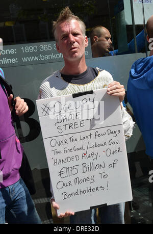 Banca d'Irlanda su O'Connell Street è stata chiusa oggi a causa di una manciata di manifestanti da occupare Dame Street circolazione tenendo un sit-in di protesta nel foyer della banca a Dublino, Irlanda - 23.07.12. Foto Stock