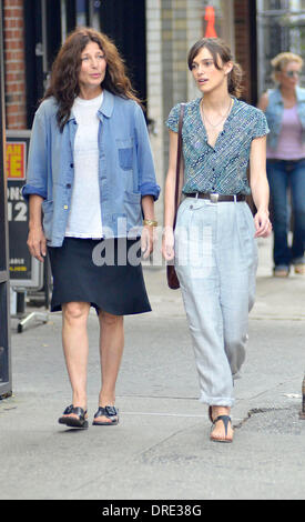 Keira Knightley e Catherine Keener sul set del film 'Può una canzone salvare la vostra vita " New York City, Stati Uniti d'America - 23.07.12 Foto Stock