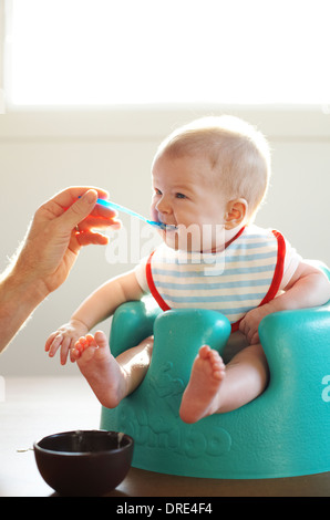 Baby essendo Spoon Fed Foto Stock