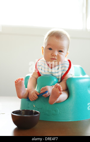 Baby essendo Spoon Fed Foto Stock